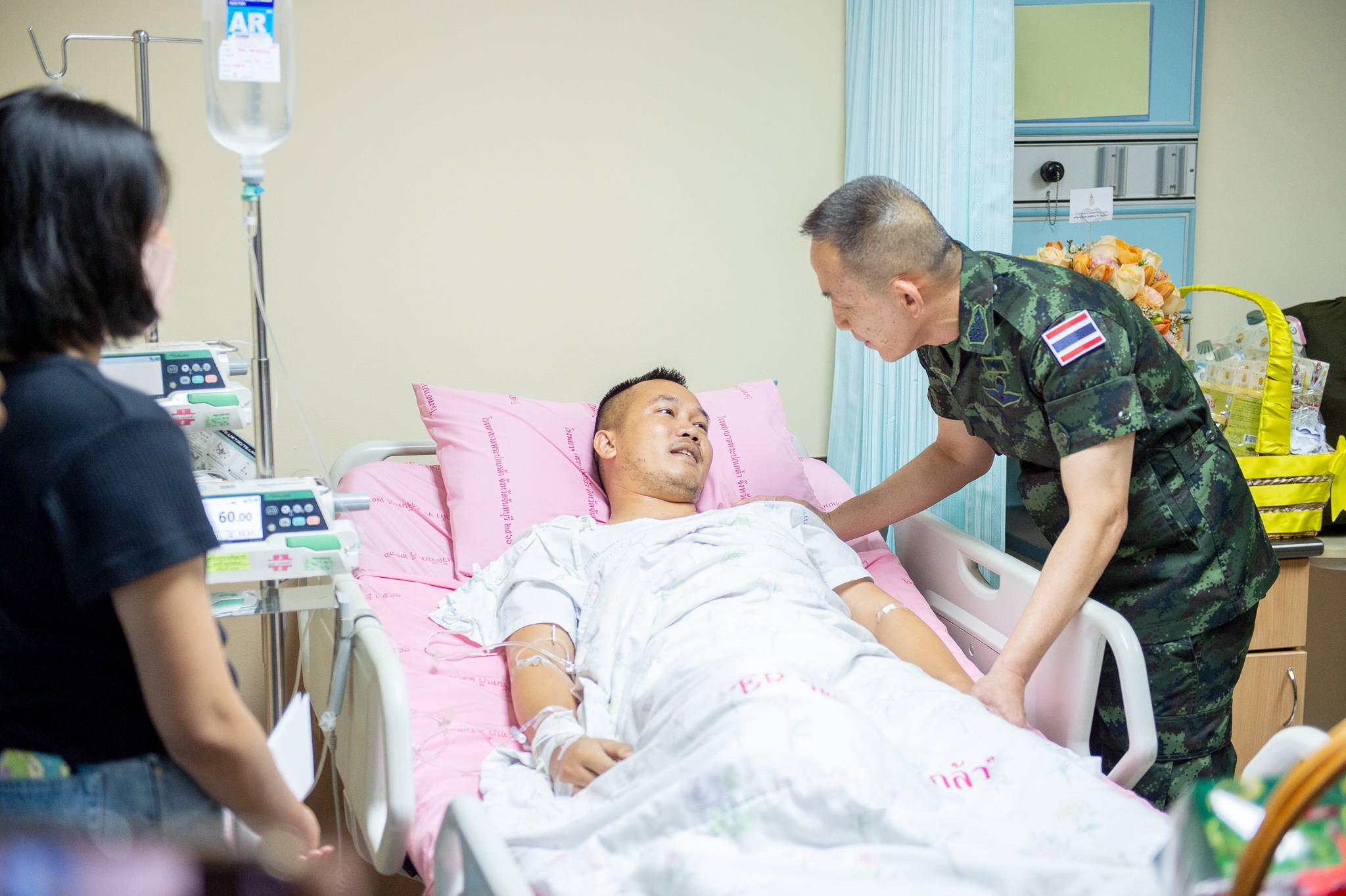 รัฐมนตรีว่าการกระทรวงกลาโหมเดินทางไปเยี่ยมให้กำลังใจ ทหารที่ได้รับบาดเจ็บจากการเหยียบทุ่นระเบิดบริเวณชายแดน จ.ตราด