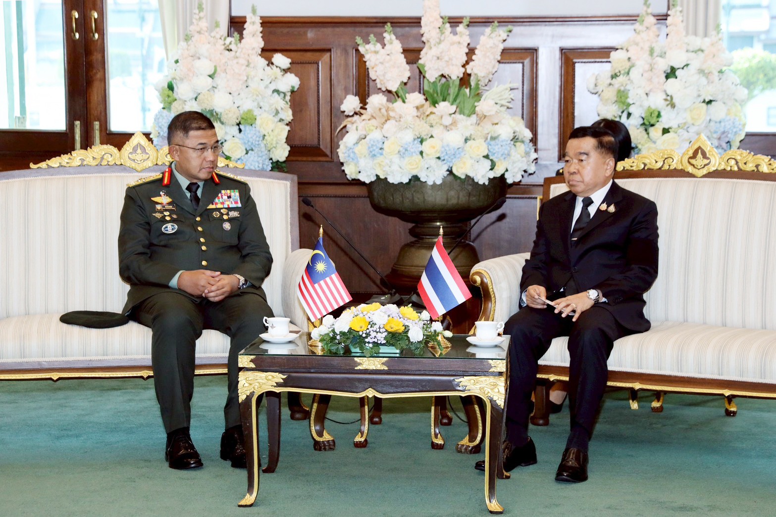 รัฐมนตรีว่าการกระทรวงกลาโหมให้การต้อนรับผู้บัญชาการทหารสูงสุดมาเลเซีย
