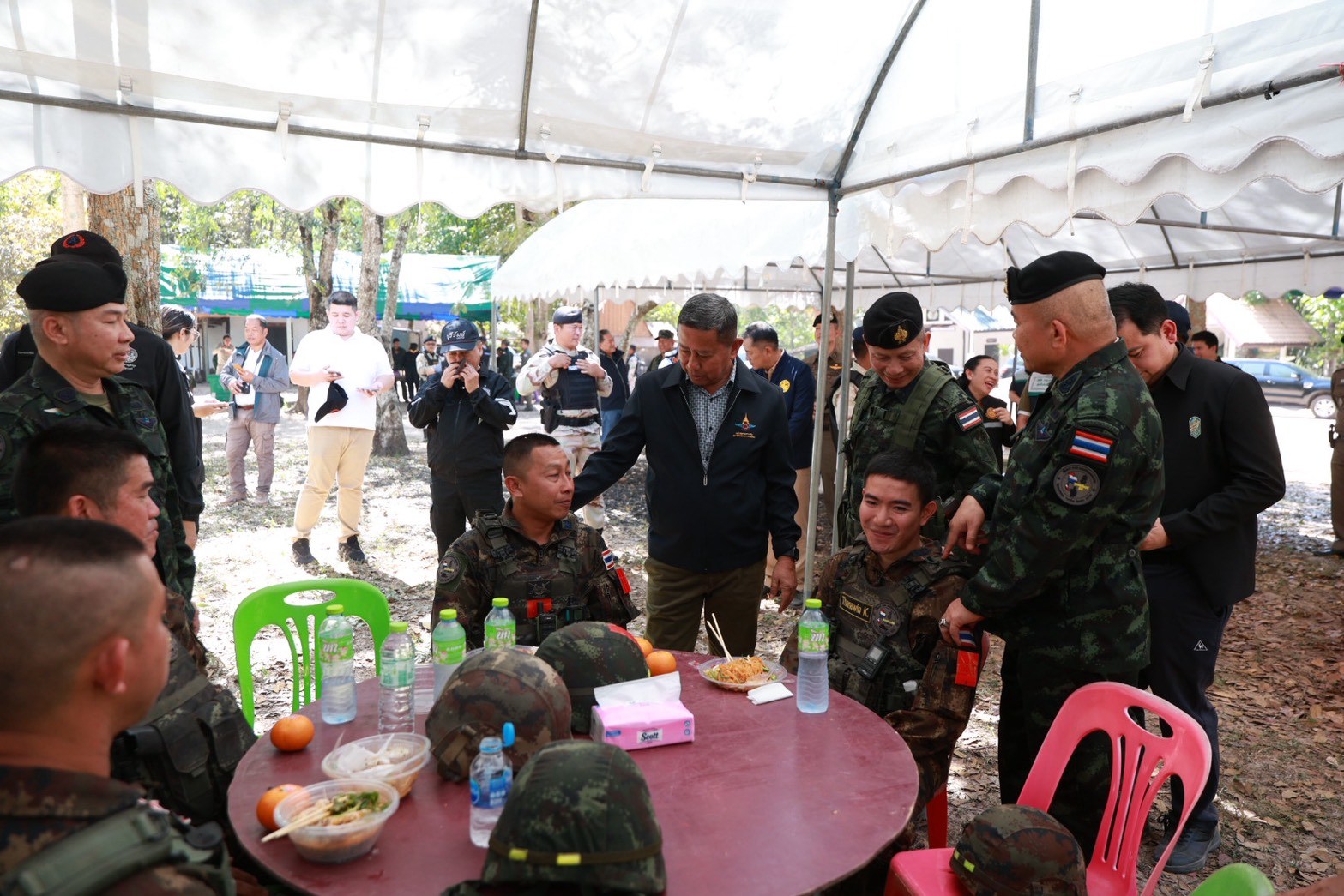 รัฐมนตรีช่วยว่าการกระทรวงกลาโหม ร่วมคณะ นายกรัฐมนตรีและรัฐมนตรีว่าการกระทรวงมหาดไทย ลงพื้นที่แนวชายแดนไทย–กัมพูชา