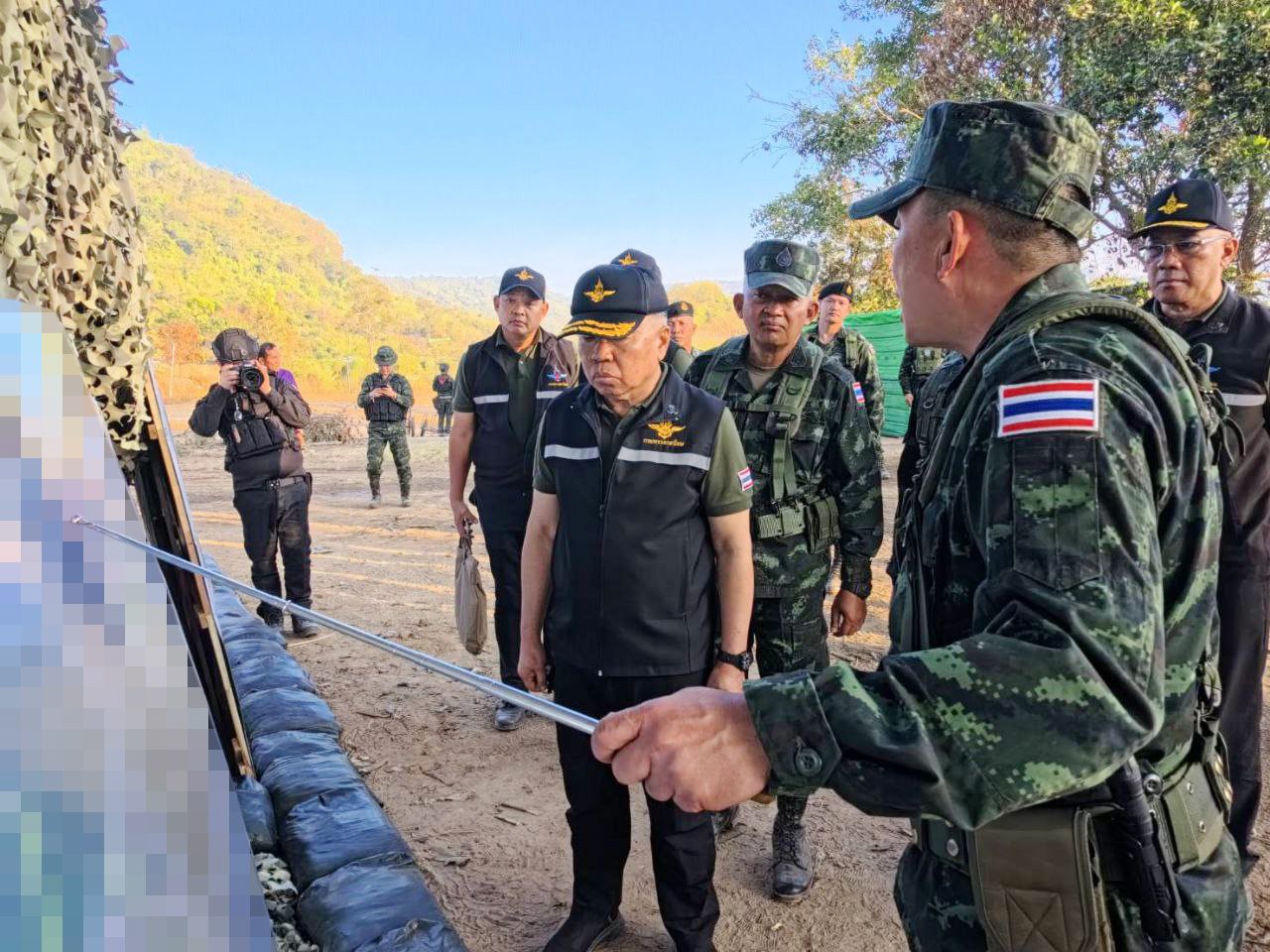 รัฐมนตรีว่าการกระทรวงกลาโหมตรวจเยี่ยมและให้กำลังใจกำลังพลตามแนวชายแดน จ.อุบลราชธานี