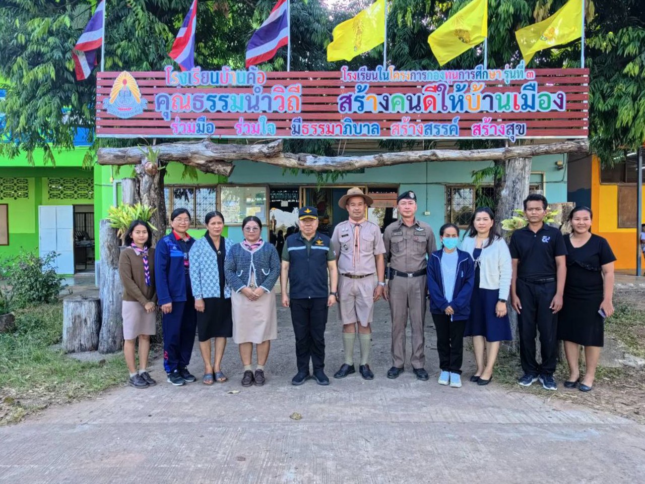 รัฐมนตรีว่าการกระทรวงกลาโหมตรวจเยี่ยมและให้กำลังใจกำลังพลตามแนวชายแดน จ.อุบลราชธานี