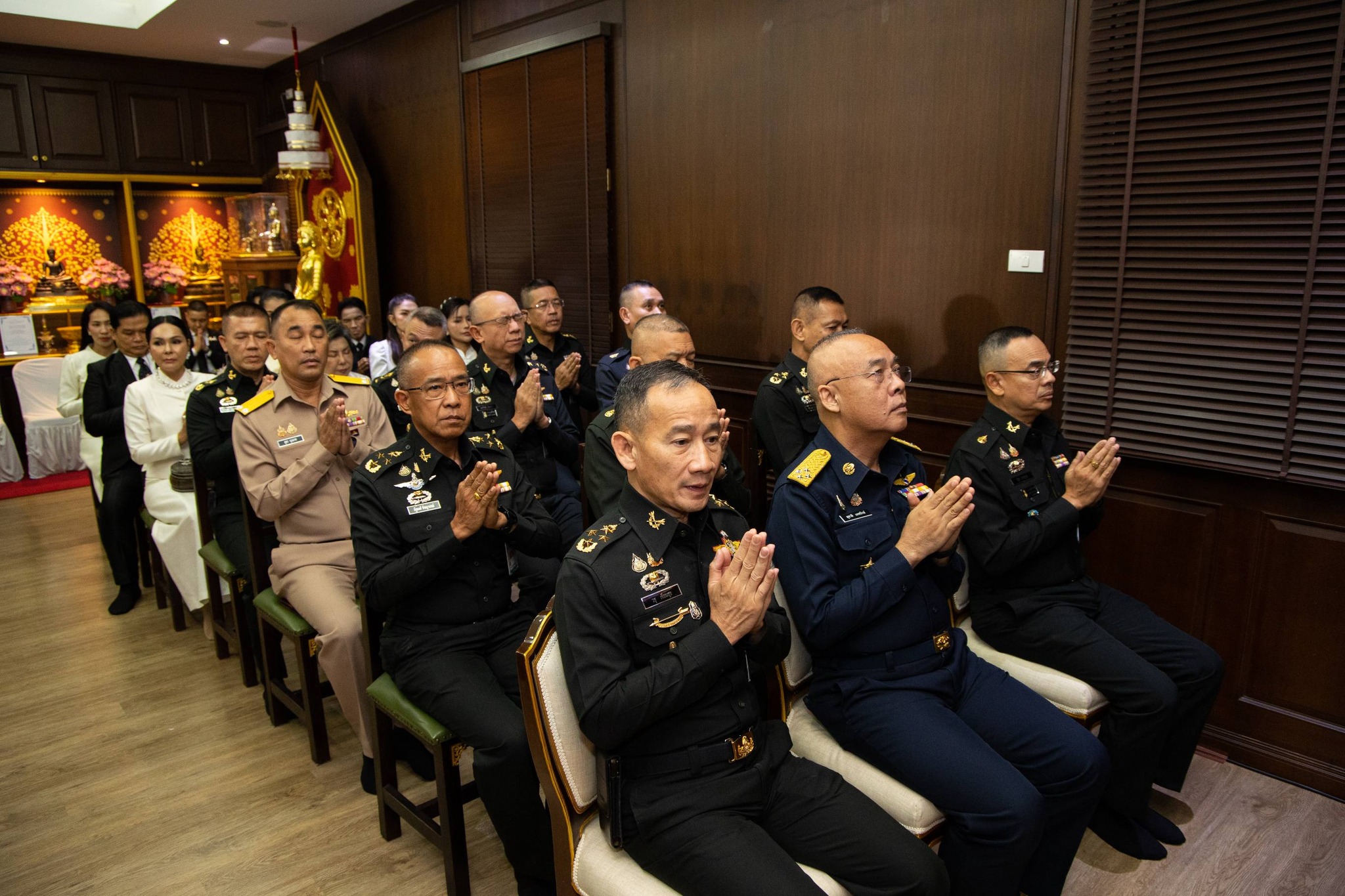 รัฐมนตรีว่าการกระทรวงกลาโหมเป็นประธานในพิธียกฉัตรพระพุทธรูปกระทรวงกลาโหม