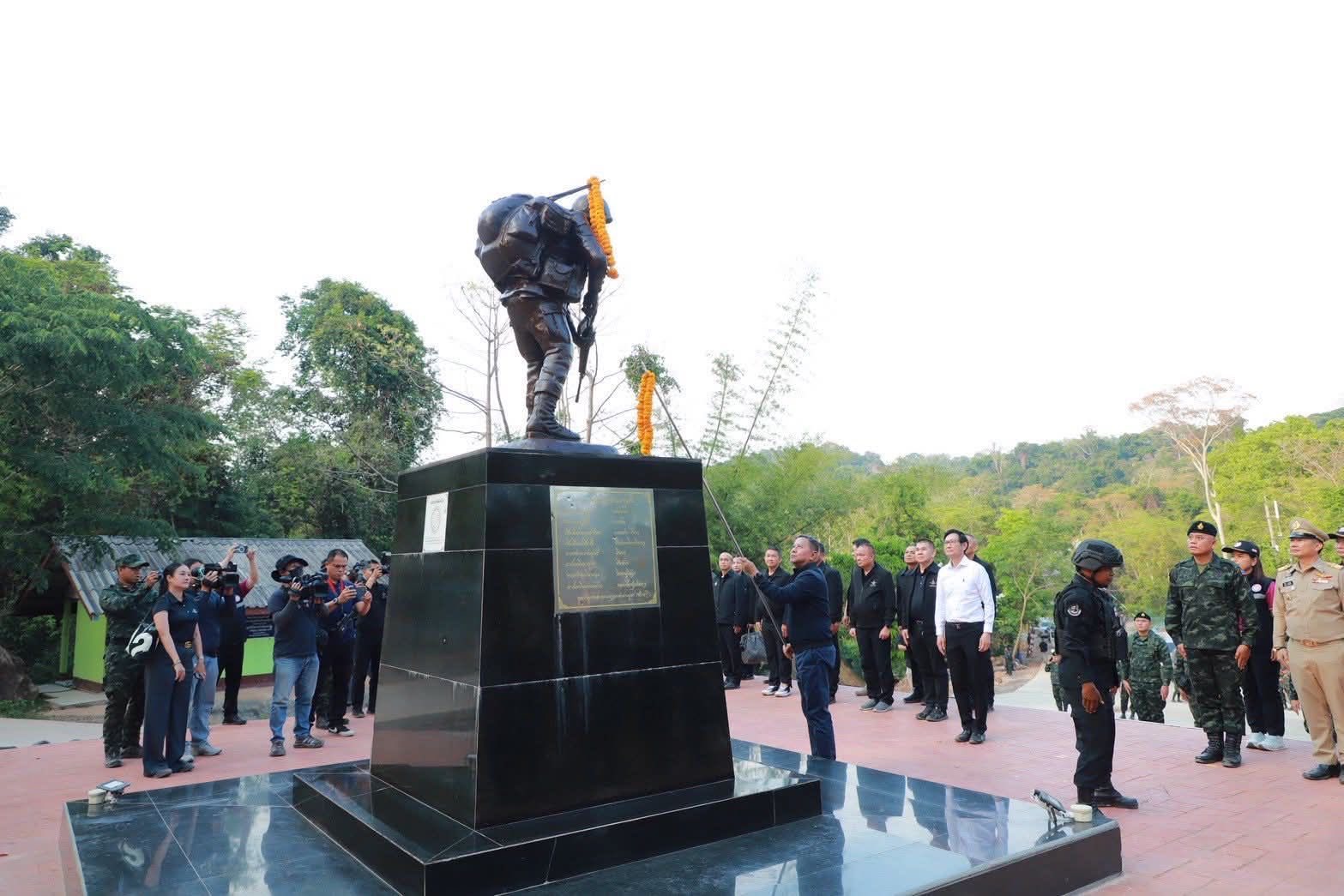 รัฐมนตรีช่วยว่าการกระทรวงกลาโหม ลงพื้นที่ตรวจเยี่ยมและให้กำลังใจกับทางเจ้าหน้าที่ในพื้นที่บริเวณแนวชายแดนจังหวัดสุรินทร์
