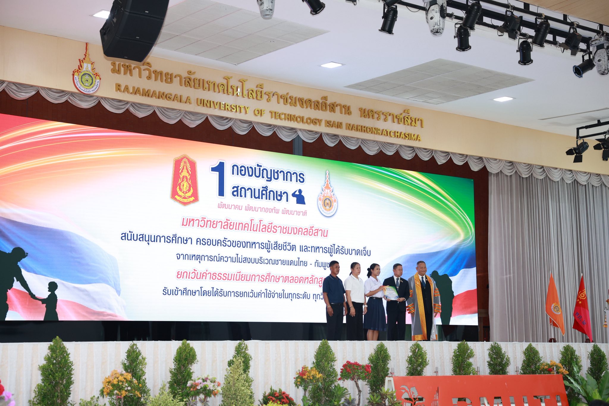 รัฐมนตรีว่าการกระทรวงกลาโหม เป็นประธานมอบประกาศนียบัตรแก่พลทหารต้นแบบ 24 นาย ผู้สำเร็จการศึกษารุ่นแรก ภายใต้โครงการ “๑ กองบัญชาการ ๑ สถานศึกษา”