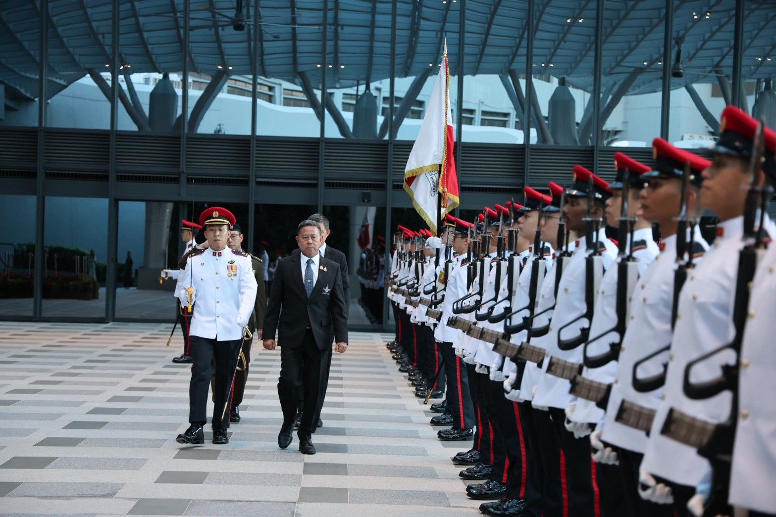 รัฐมนตรีว่าการกระทรวงกลาโหม เยือนสิงคโปร์อย่างเป็นทางการ กระชับความสัมพันธ์ ไทย–สิงคโปร์