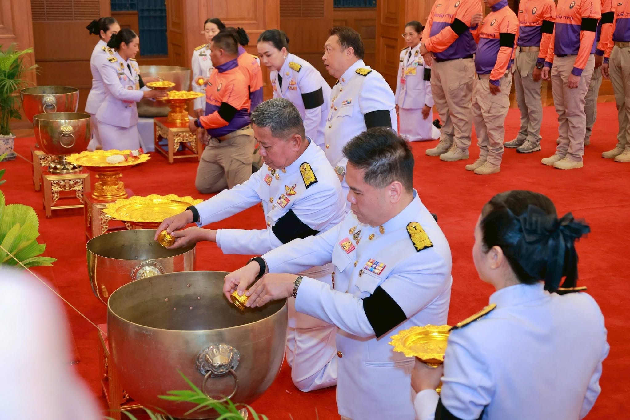 รัฐมนตรีว่าการกระทรวงกลาโหม ร่วมคณะรัฐมนตรีสรงน้ำพระศพ สมเด็จพระเจ้าลูกเธอ เจ้าฟ้าพัชรกิติยาภา นเรนทิราเทพยวดี กรมหลวงราชสาริณีสิริพัชร มหาวัชรราชธิดา