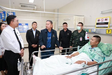 รัฐมนตรีช่วยว่าการกระทรวงกลาโหม เยี่ยมให้กำลังใจนักบิน–ช่างเครื่อง กองทัพบก หลังอากาศยาน ฮ.ท.๒๑๒ ลงฉุกเฉิน จ.สุรินทร์