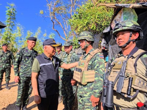 รัฐมนตรีว่าการกระทรวงกลาโหมตรวจเยี่ยมและให้กำลังใจกำลังพลตามแนวชายแดน จ.อุบลราชธานี