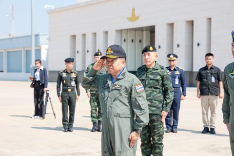 รัฐมนตรีว่าการกระทรวงกลาโหมตรวจเยี่ยมและให้กำลังใจนักบินและกำลังพลผู้ปฏิบัติภารกิจด้านความมั่นคงชายแดนตะวันออก ณ กองบิน ๑